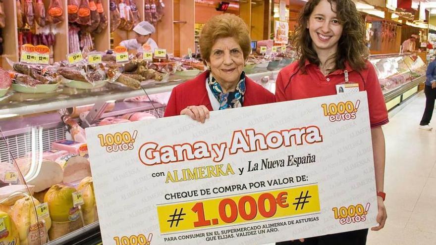 Estrella García Ania junto a Nerea Abad, encargada del supermercado Alimerka de la calle Melchor García Sampedro de Oviedo.