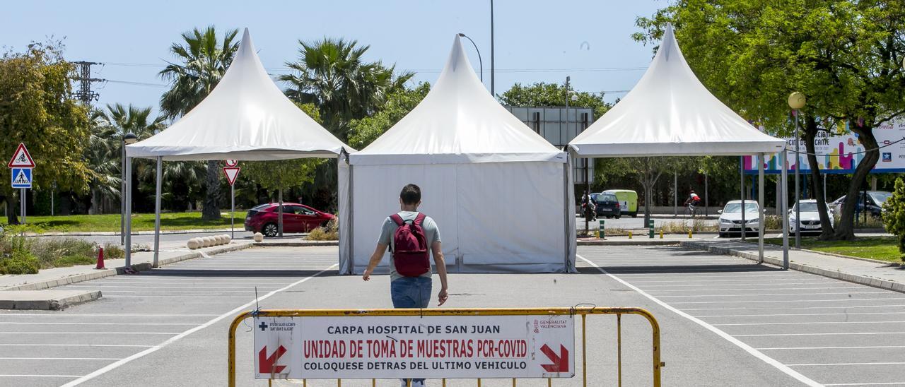 Carpas habilitadas para las pruebas PCR en el Hospital de Sant Joan.