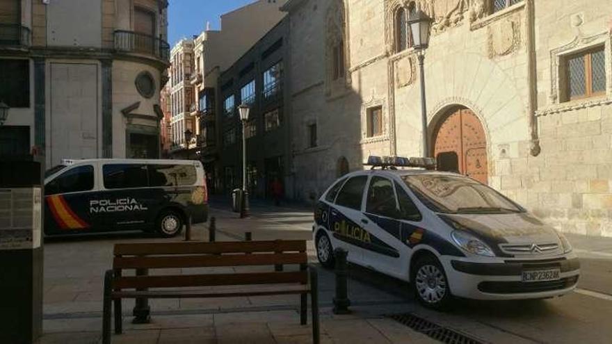 Coches patrulla de la Policía Nacional frente a la Audiencia.