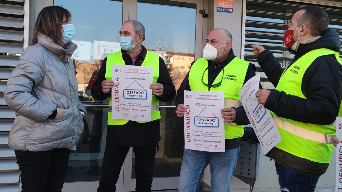 La concejala del PSOE, Lola Ranera, con los trabajadores de los centros cívicos.