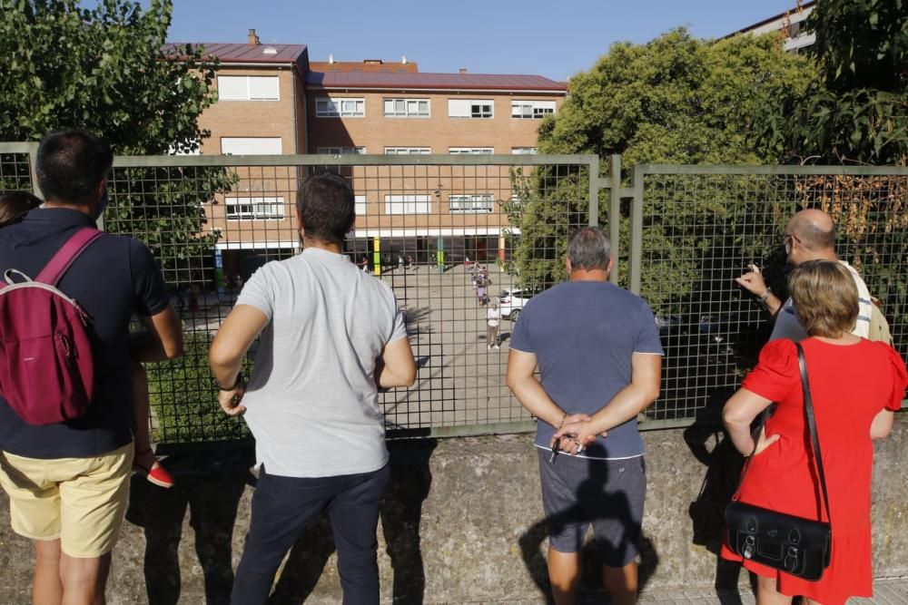 Alumnos del Colegio Calasancias y del CEIP García Barbón en su vuelta al cole / Alba Villar