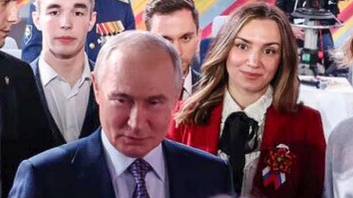 El president de Rússia, Vladímir Putin, amb l’activista prorussa Victoria Samoilova darrere. | EL PERIÓDICO El president de Rússia, Vladímir Putin, amb l’activista prorussa Victoria Samoilova darrere. | EL PERIÓDICO