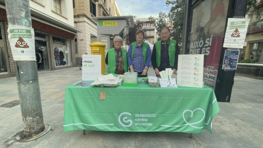 La taula informativa amb els voluntaris de l'Associació Contra el Càncer de Blanes.