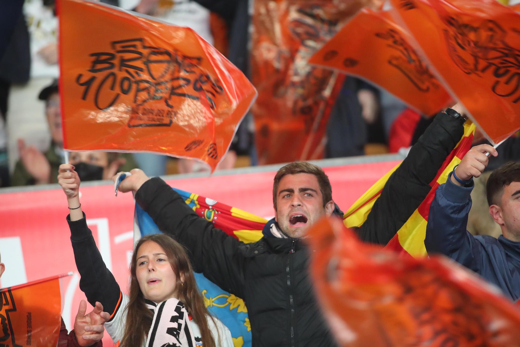 La afición valencianista llena de color el estadio de La cartuja