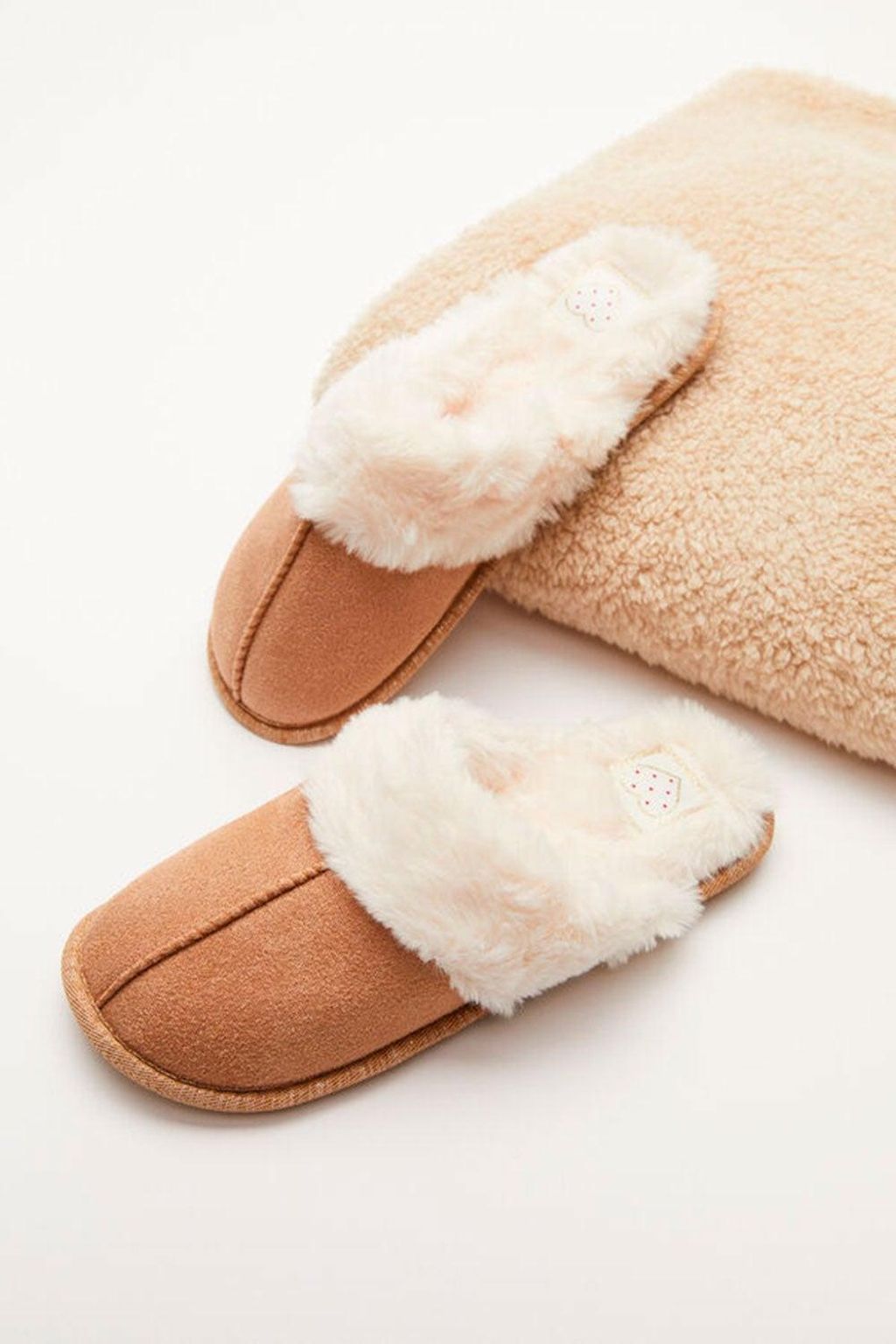 Zapatillas con pelo de Women' Secret (precio: 12,99 euros)