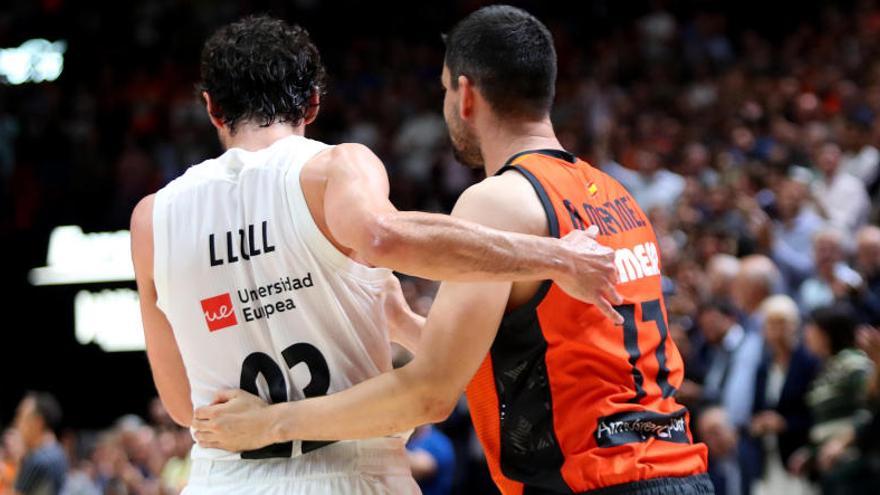 Sergio Llull se acerca a un emocionado Rafa Martínez.