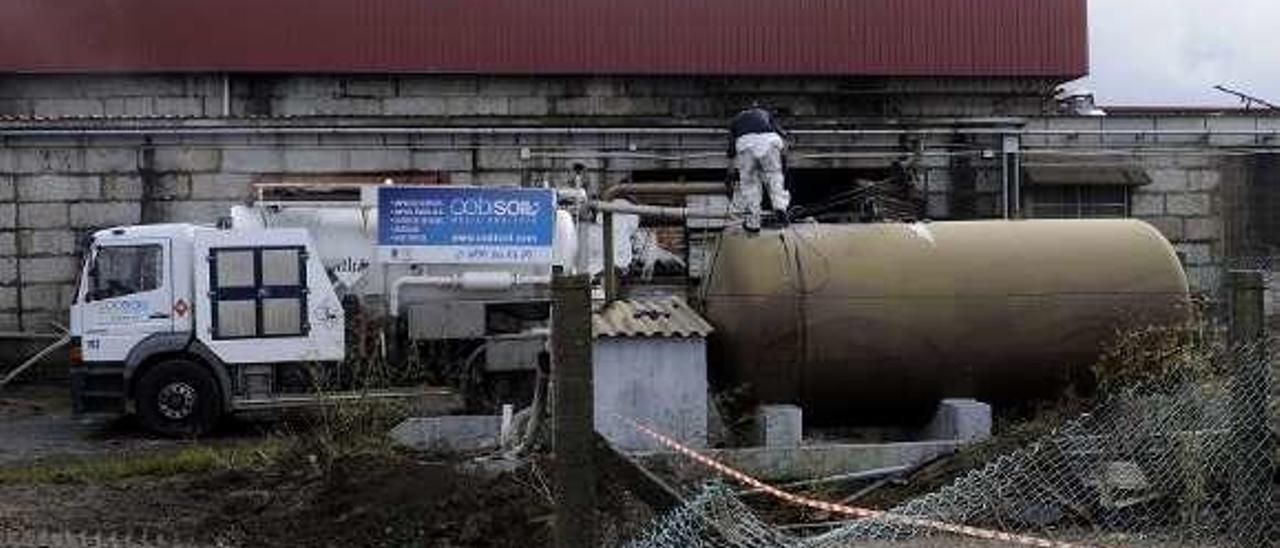 La antigua conservera Peña en Vilaxoán - La nave industrial de mayor valor que será subastada en el proceso que se abre hoy es la antigua sede de Conservas Peña en Vilaxoán, en el concello de Vilagarcía de Arousa. Suma 2.971 metros cuadrados de superficie construida y es desde hace años propiedad de la Consellería de Economía tras la quiebra de Alfageme. En 2013, se retiró combustible que quedaba  en ella -en la foto- tras robos que causaron una fuga.
 Noé Parga