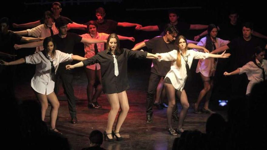 Un momento de la representación del musical en el centro cívico de Arteixo.