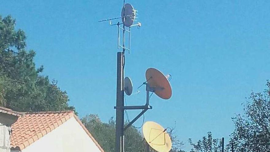 Instalación de las antenas parabólicas. // Gonzalo Núñez
