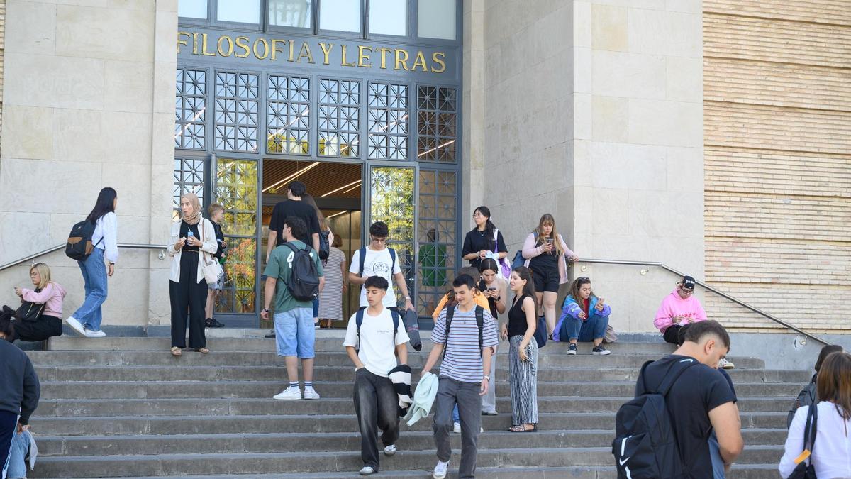 Estudiantes en la Facultad de Filosofía y Letras de la Universidad de Zaragoza, este septiembre.