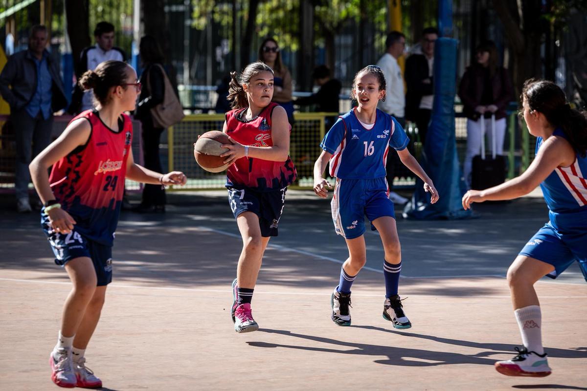 En imágenes | La emoción del baloncesto escolar se vive al máximo en el torneo del Colegio Doctor Azúa