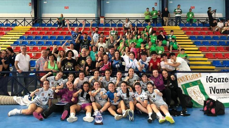 Las jugadoras del Salón Avilés celebran una de sus victorias. |  // FDV