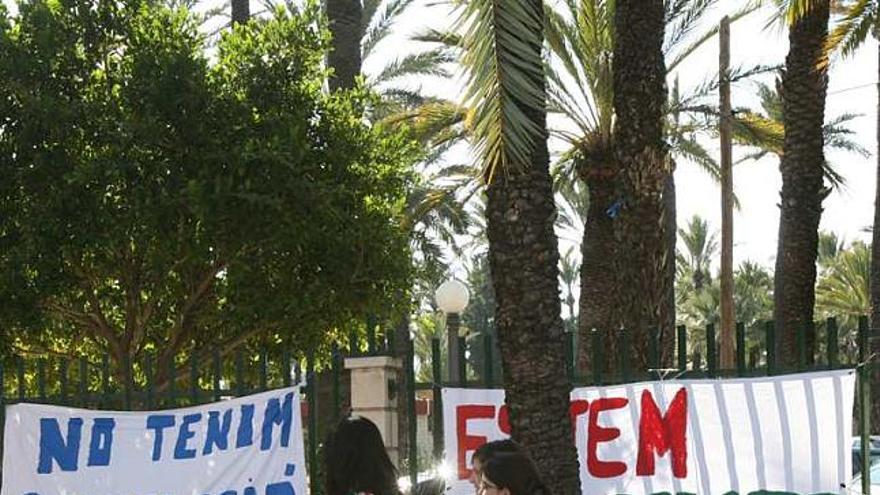 Pancartas colocadas en la valla del colegio público El Palmeral, ayer