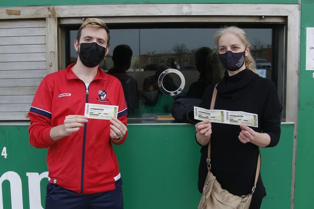 Los aficionados del Córdoba CF comienza a recoger las entradas del partido del domingo.