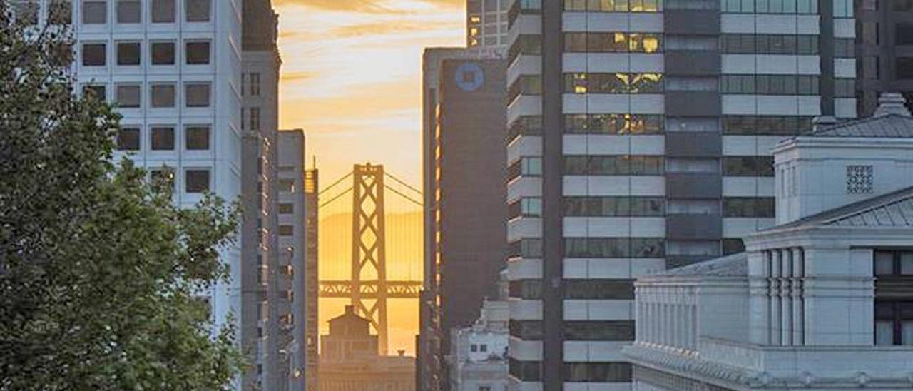 Un teleférico por una de las colinas de San Francisco. // sftravel