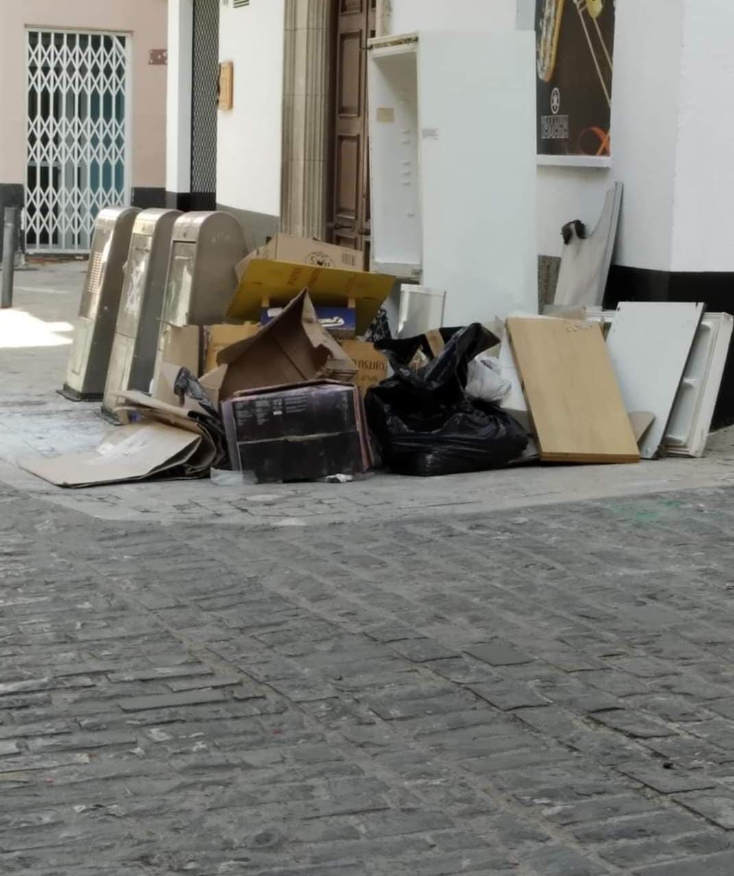 Quejas por los orines y la basura en la calle Corretgeria de Xàtiva.