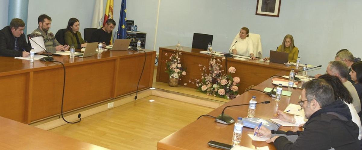 La corporación de Salceda reunida en el pleno presidido por la alcaldesa, Loli Castiñeira.