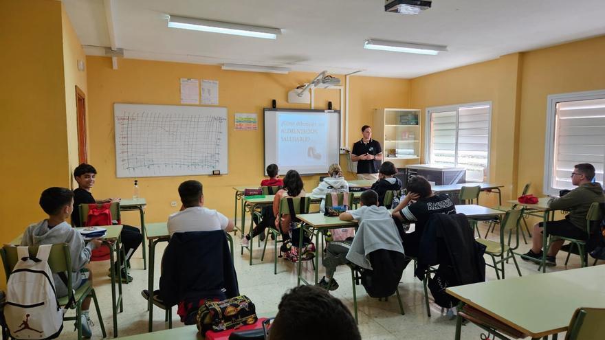 Los estibadores regresan a las aulas para abordar temas como la migración, las drogas y la huella digital