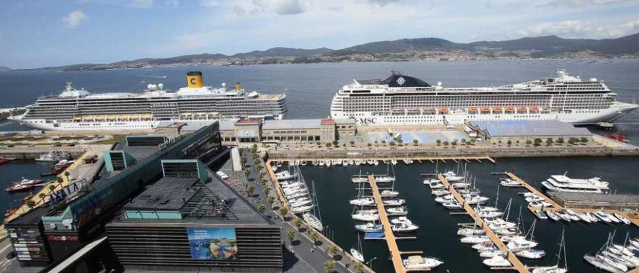 Doble escala de cruceros con 4.500 pasajeros  |  Vigo recibió ayer la primera avalancha de cruceristas de la temporada a bordo de los buques italianos Costa Luminosa y MSC Orchesta, sumando en conjunto 4.500 pasajeros y 1.800 tripulantes. El Costa Luminosa, de 294 metros de eslora, llegó proveniente de Savona, Toulon, Barcelona, Cádiz y Lisboa en crucero de 11 noches que completará con atraques en Southampton y Ámsterdam.Por su parte, el MSC Orchestra, de 293 metros de eslora, navega dentro de un itinerario muy similar entre Civitavecchia y Kiel, con escalas intermedias en Génova, Málaga, Cádiz, Lisboa, Vigo, Southampton y Rotterdam. Informa: Fco. Díaz Guerrero.