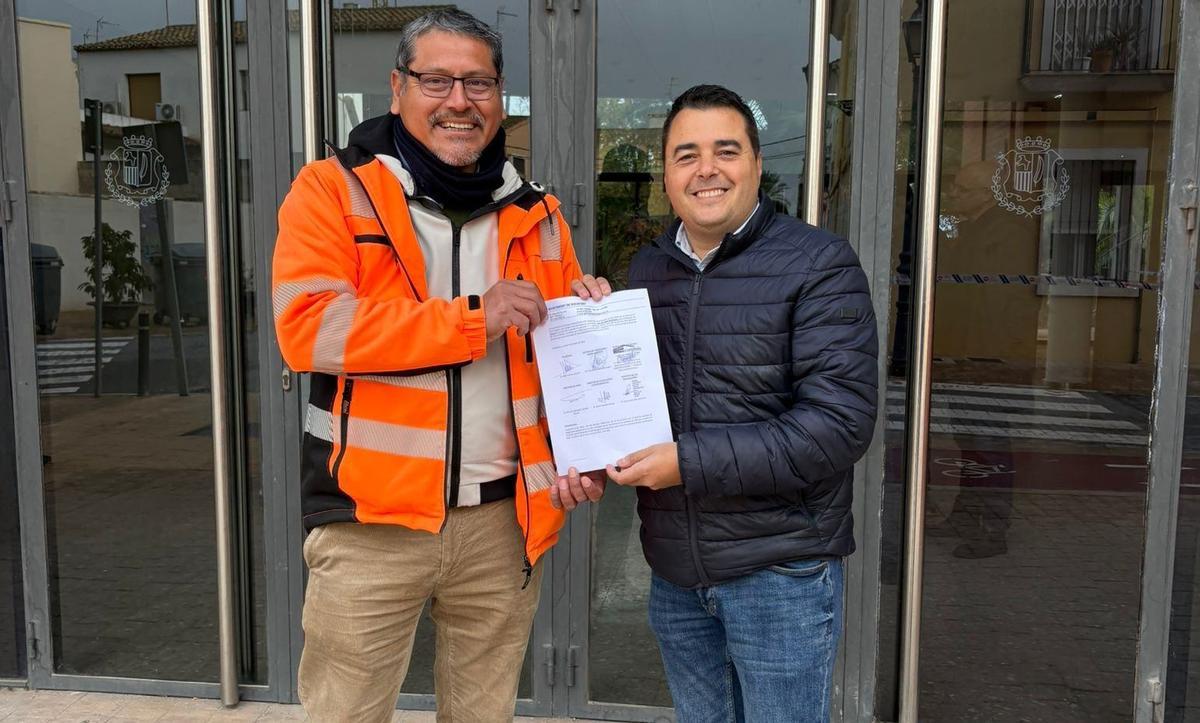 El alcalde y el jefe de obra ante la nueva Casa de la Cultura de Rocafort.
