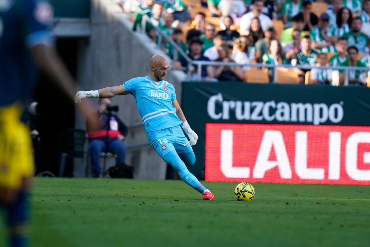 Dmitrovic, en una acción ante el Betis