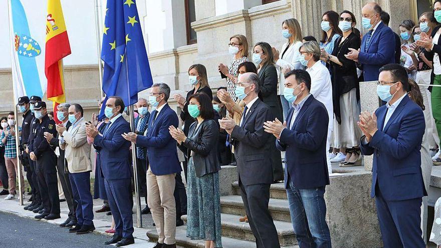 Galicia rinde homenaje a las víctimas | Galicia se unió ayer a mediodía al minuto de silencio que se guardó en todo el Estado en recuerdo de las víctimas del coronavirus y de sus familiares. Varios conselleiros del Gobierno gallego encabezados por el vicepresidente, Alfonso Rueda, además de otros miembros de la Administración autonómica se concentraron frente a la sede de la Xunta en San Caetano. Esta imagen se repitió frente al Parlamento de Galicia con el presidente de la Cámara, Miguel Santalices, al frente.