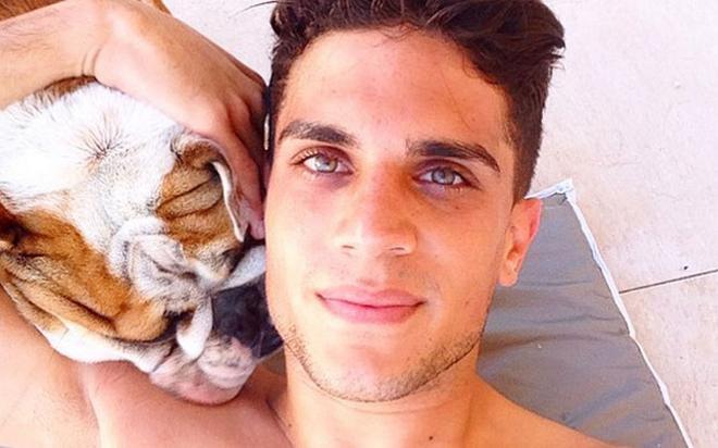 Marc Bartra aprovecha sus vacaciones para disfrutar de Nina, su bulldog inglés