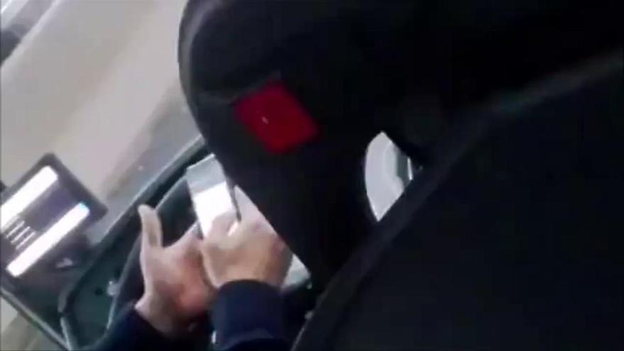 Graven un conductor de Monbus fent servir el mòbil mentre condueix