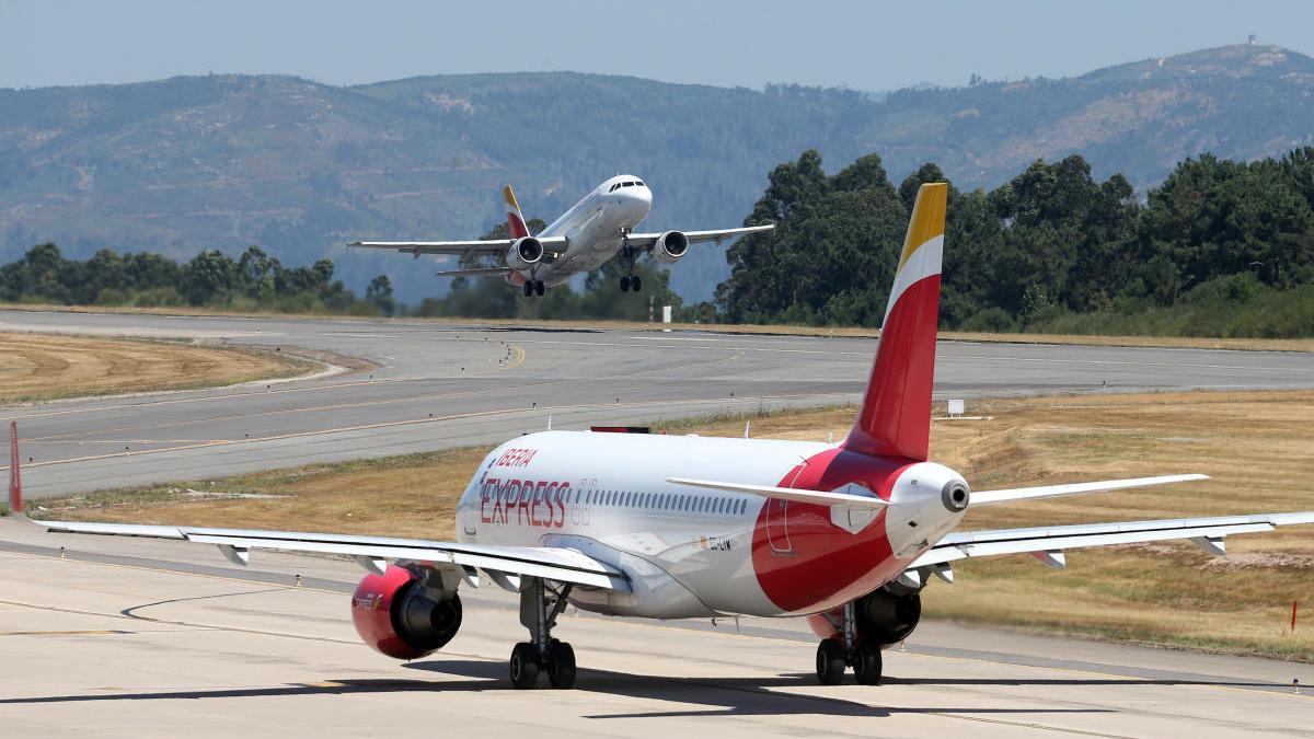 Un avión de Iberia y otro de Iberia Express en el aeropuerto de Vigo. // Marta G. Brea