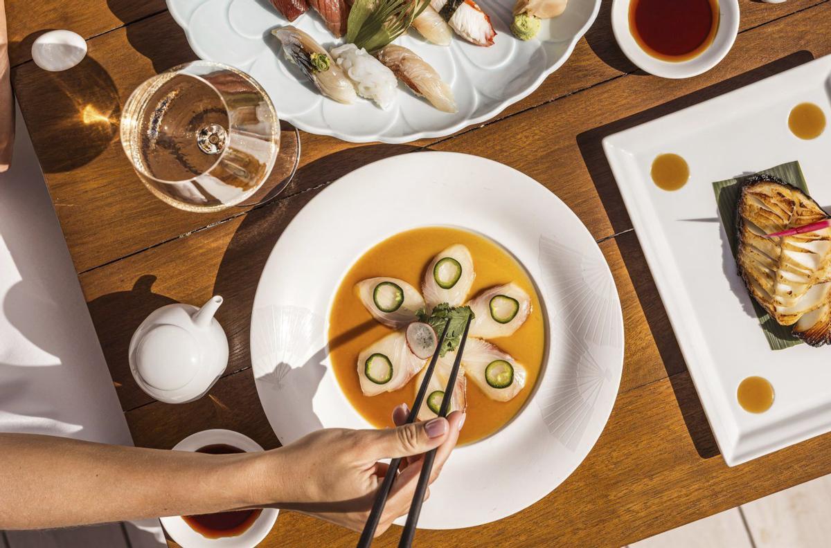 Nobu restaurant abre ahora a mediodía para almuerzos los fines de semana.
