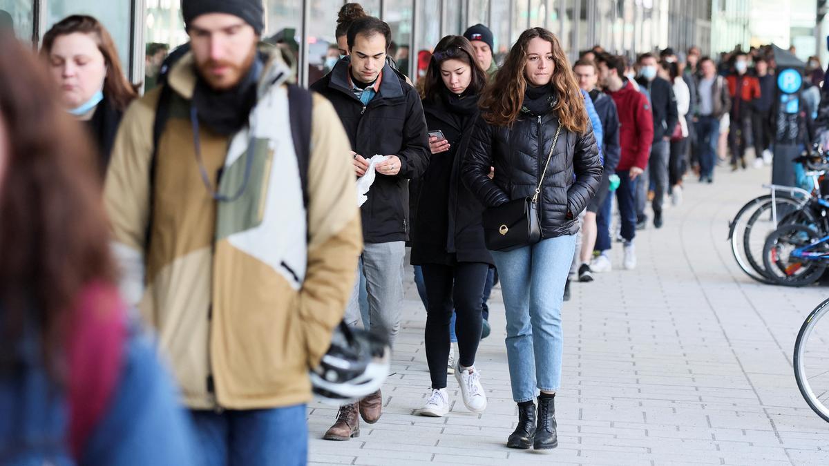 Jovenes franceses hacen cola para votar a distancia