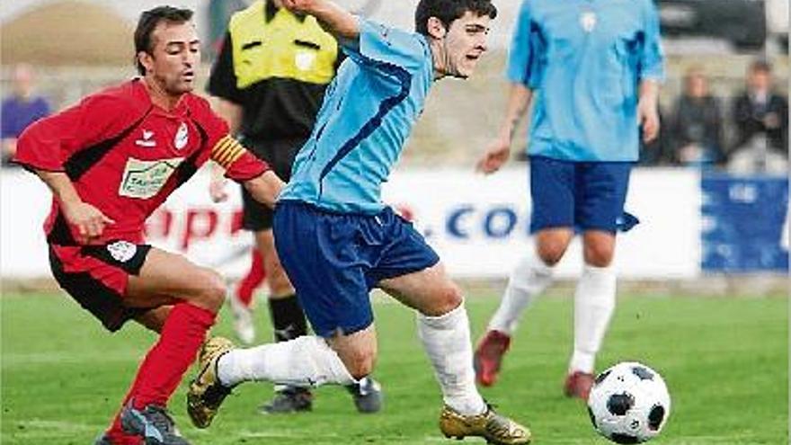 Serrano (Blanes) persegueix un jugador del Vilajuïga en una acció del partit d&#039;ahir.