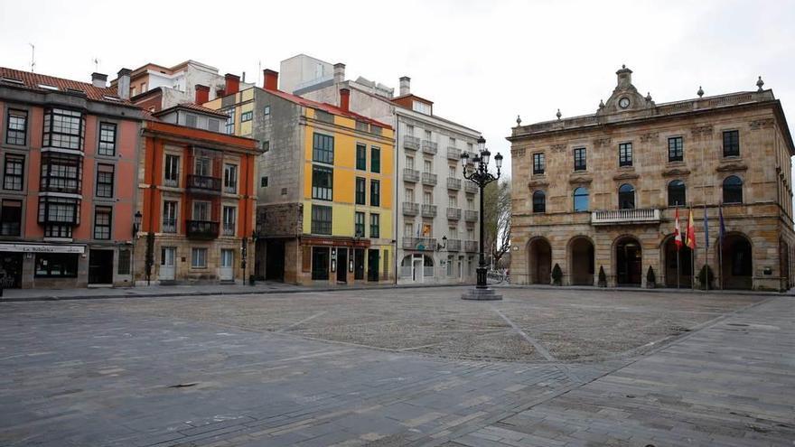 La Casa Consistorial, con la plaza Mayor completamente vacía por el confinamiento.