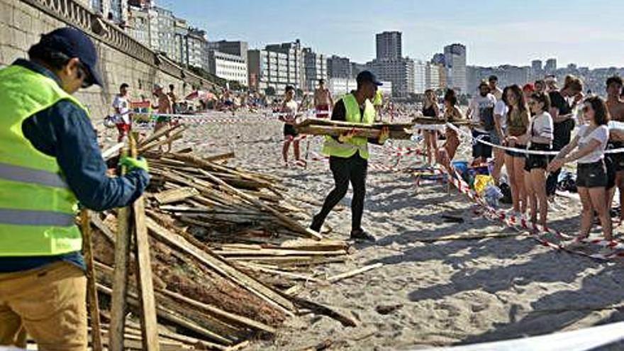 Reparto de madera en la playa, el año pasado.