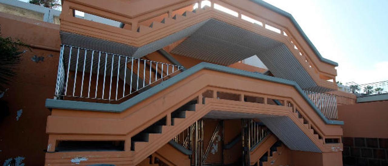 Vista de las escaleras de acceso al Muelle Deportivo desde la Avenida Marítima, estas incumplen a día de hoy la normativa de accesibilidad universal.