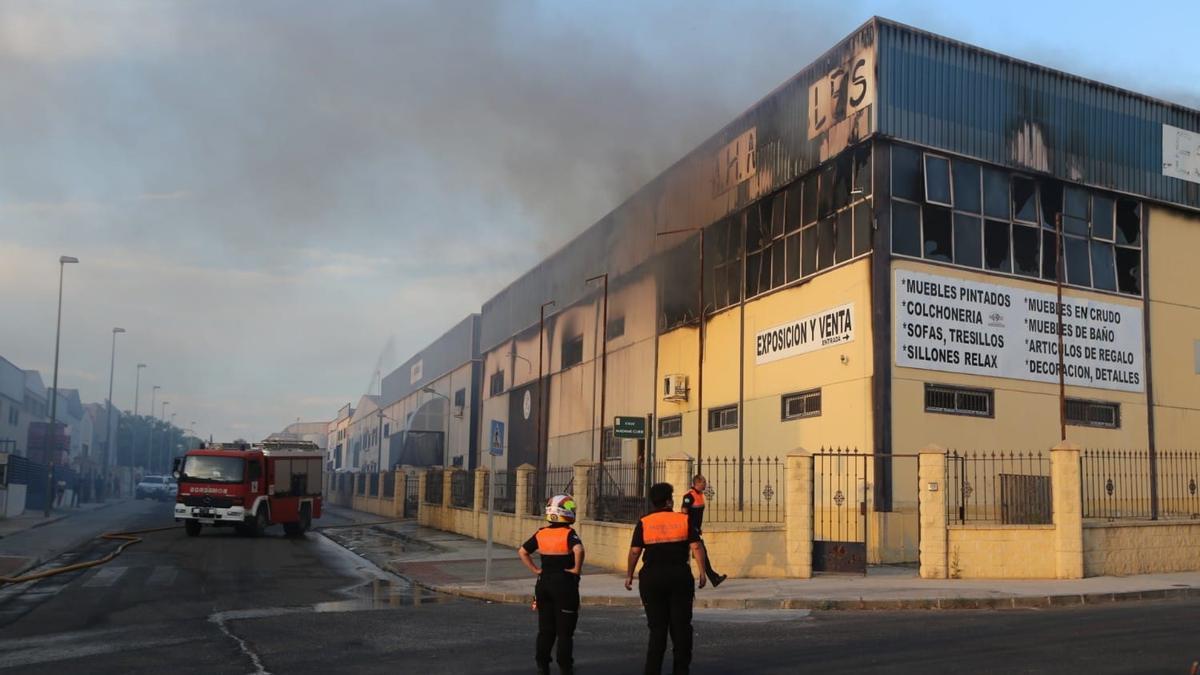 Un incendio arrasa una nave y parte de otra en un polígono de Montilla -  Diario Córdoba