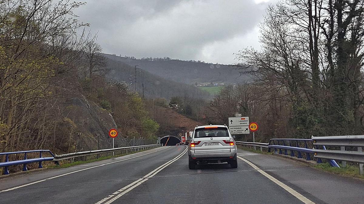 Vehículos parados a la entrada del túnel de Sotrondio.