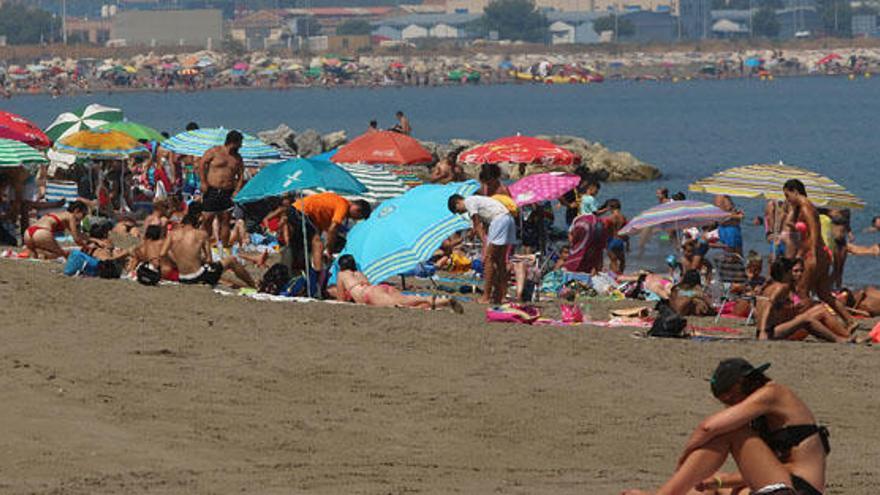 Playas llenas este fin de semana en Málaga capital.