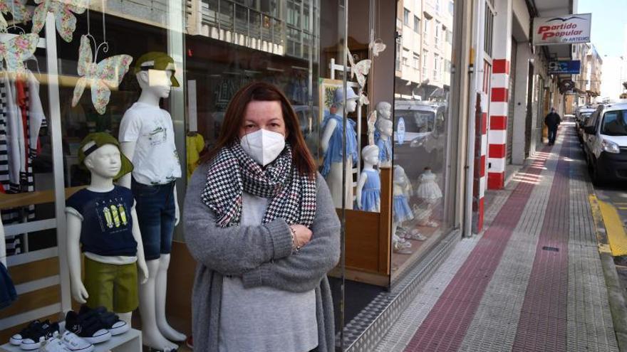 Elvira Cailos, en su tienda Tres Sorrisos. |   // VÍCTOR ECHAVE  