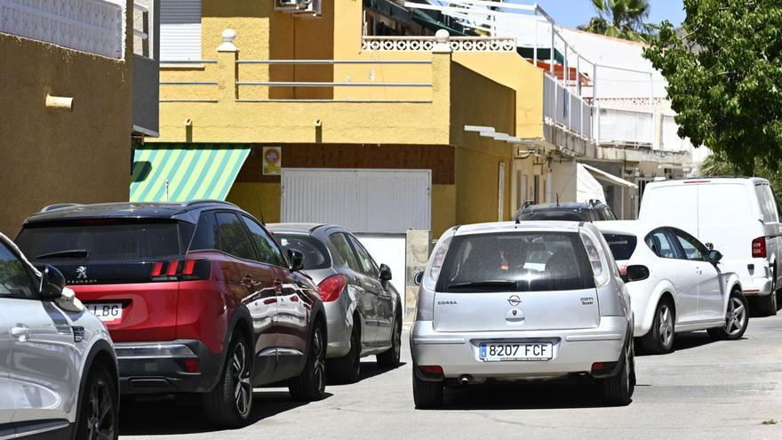 La escasez de aparcamiento llena las calles de vehículos que dificultan el tráfico. | IVÁN J. URQUÍZAR