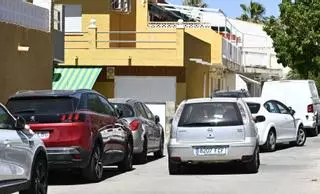La falta de aparcamiento en La Azohía colapsa calles y dificulta la circulación