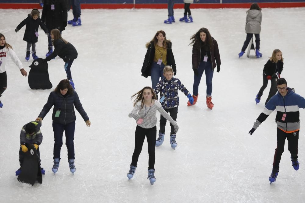La pista de gel de Girona s'omple de patinadors