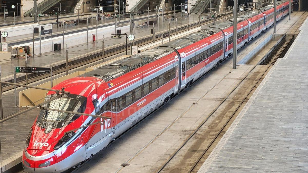 Un tren de Iryo estacionado en la estación de Delicias de Zaragoza.