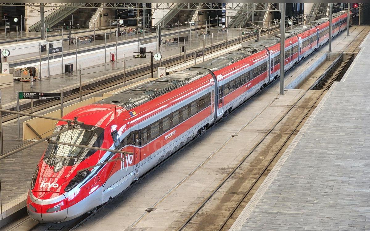 Un tren de Iryo estacionado en la estación de Delicias de Zaragoza.
