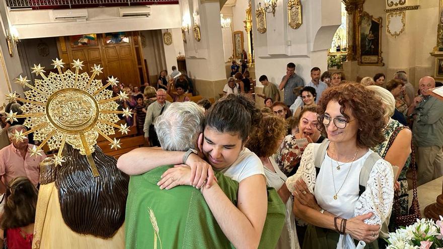 La Iglesia de Santa Teresa de El Campello se queda pequeña para despedir al párroco Luis Cerdá por su jubilación