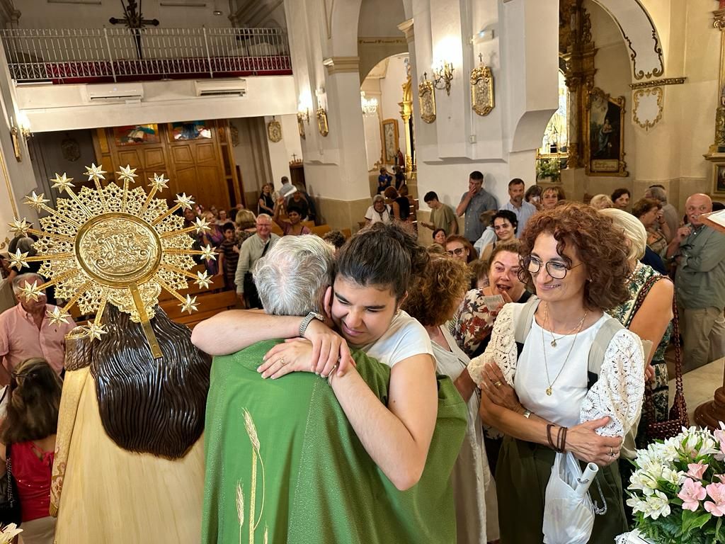 La Iglesia de de El Campello se queda pequeña para despedir al párroco Luis Cerdá por su jubilación