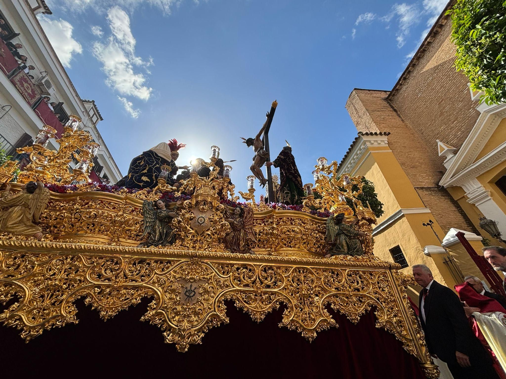 Sale el Cristo de la Lanzada desde San Martín