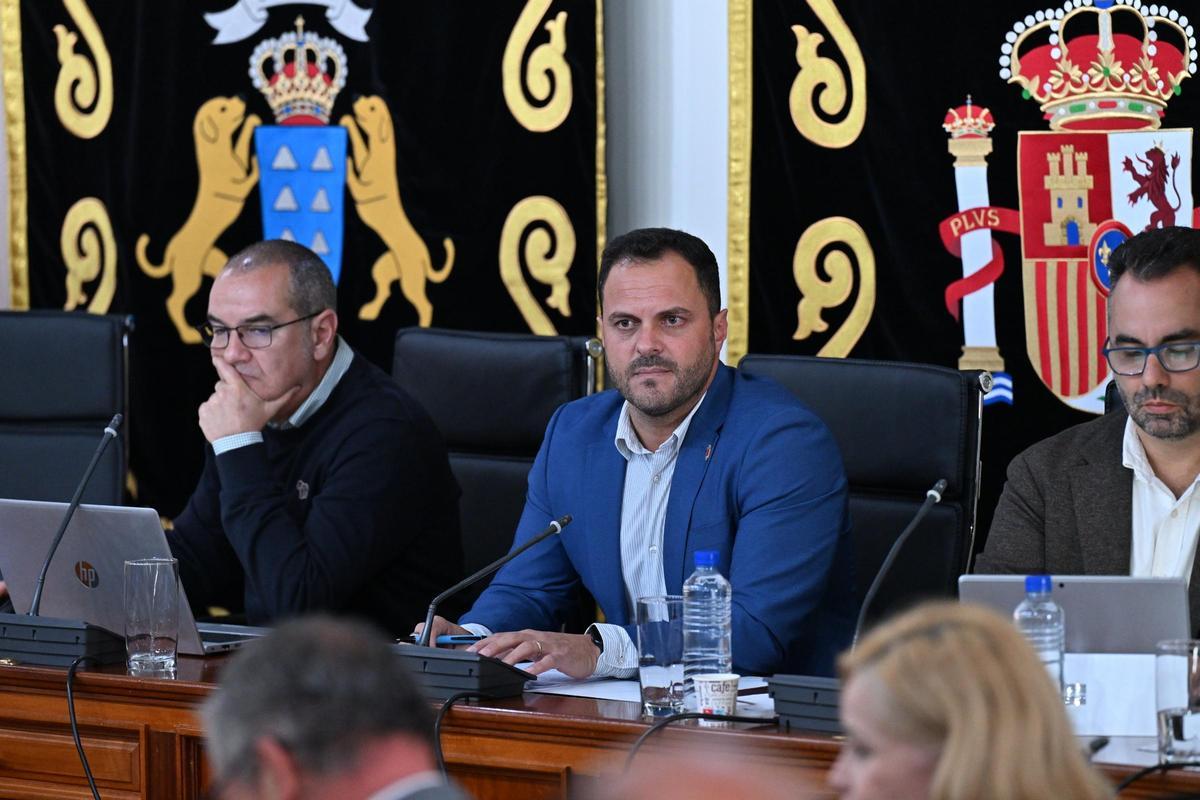 Yonathan de León, alcalde de Arrecife, en el centro, en el pleno municipal