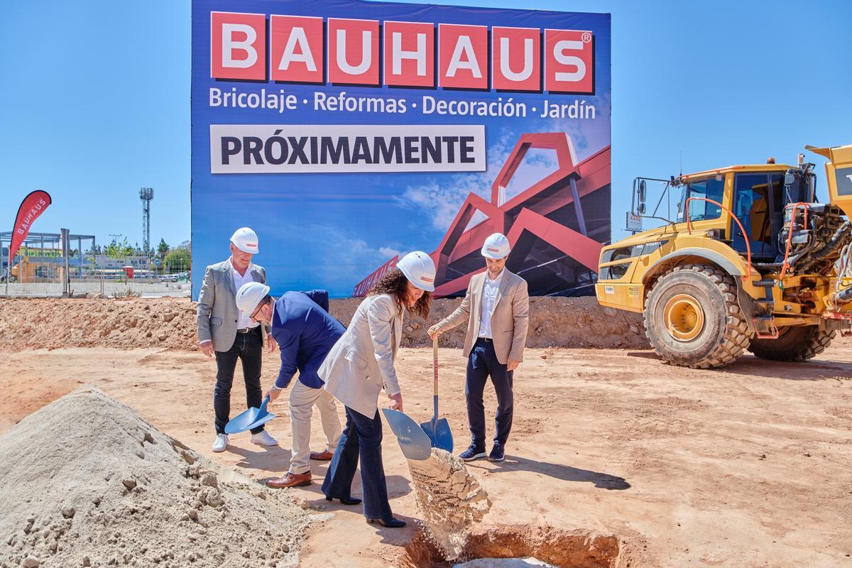 Autoridades y representantes de Bauhaus durante el acto de colocación de la primera piedra