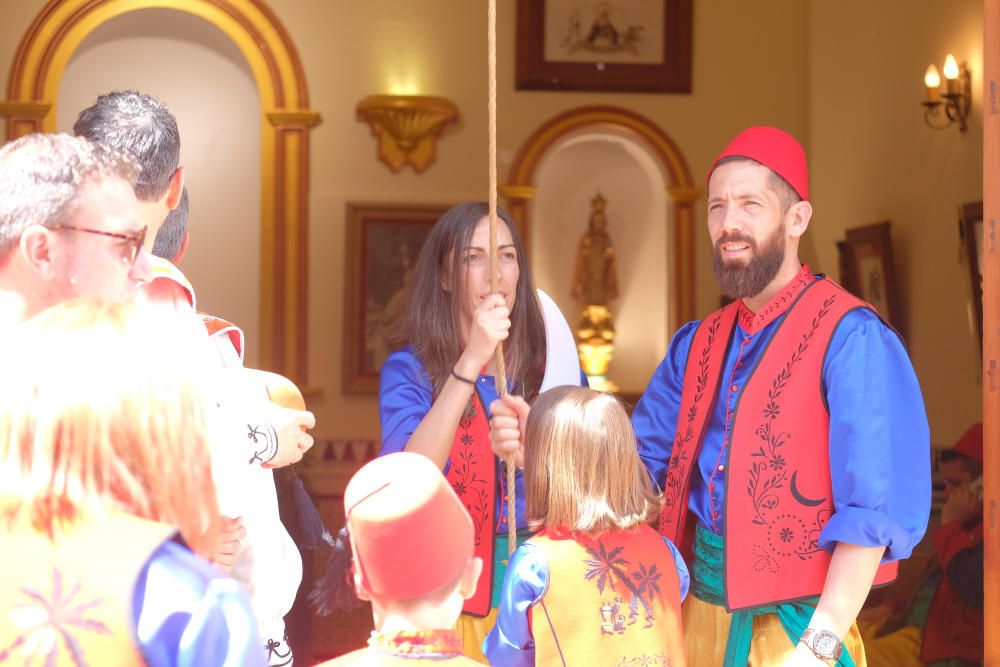 La imagen de San Antón vuelve a presidir el altar mayor de la iglesia de Santa Ana.